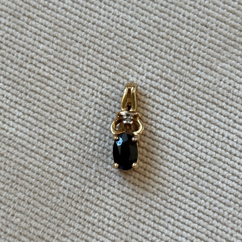 Elegant sapphire pendant set in 10k yellow gold